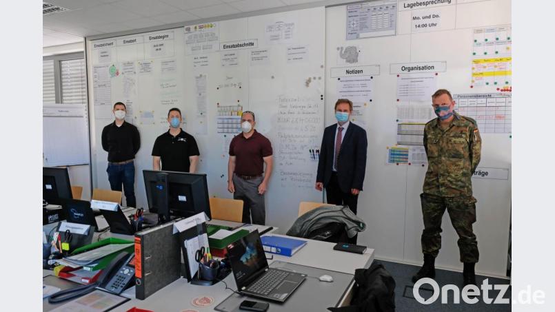 Einblicke in die Arbeit einer Führungsgruppe Katastrophenschutz (FüGK) gewannen Soldaten der US-Armee aus Grafenwöhr, die nach Amberg gekommen waren (von links) Timothy Wing von der FüGK der Stadt Amberg, Joshua Quattrone und John Cappiello von der US-Armee, FüGK-Leiter Bernhard Mitko und Franz Sertl vom Bundeswehr-Kreisverbindungskommando. Bild: Stadt Amberg, Thomas Graml/exb