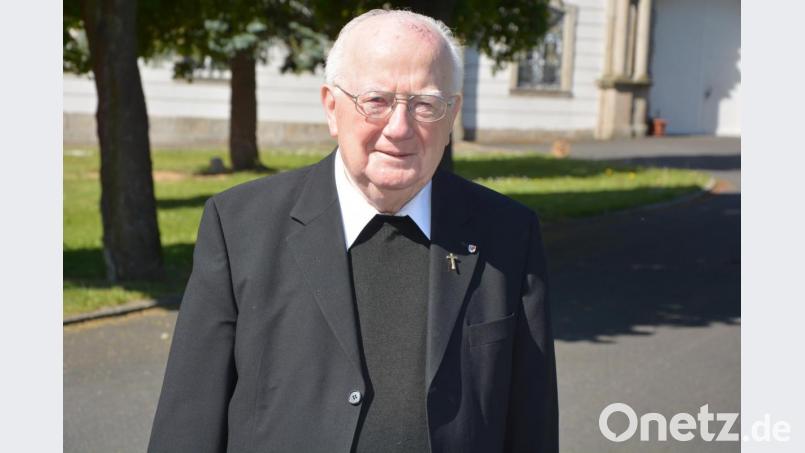 Pater Hans Junker verlässt nach 18 Jahren schweren Herzens am kommenden Montag das Kloster Fockenfeld und verbringt seinen Lebensabend im Salesianum „Rosental“ in Eichstätt. Vierzehn Jahre wirkte er als Pfarrer in den Pfarreien Leonberg und Wernersreuth. Zuletzt war er Aushilfsgeistlicher in Brand bei Marktredwitz. Der 84-Jährige ist gebürtiger Aschaffenburger. Bild: jr