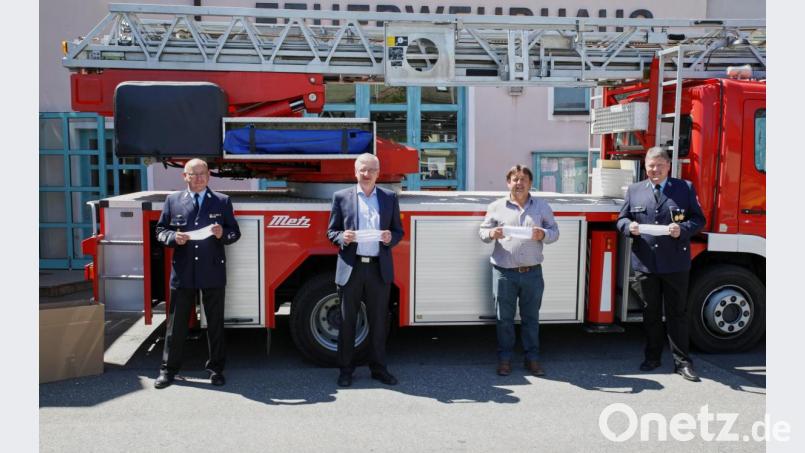 Geschäftsführer Herbert Schadt (Zweiter von rechts) überreichte 150 der in Erbendorf produzierten Masken an die Ortsfeuerwehren. Mit auf dem Bild (von links) Zweiter Kommandant Wolfgang Gruber, Bürgermeister Johannes Reger und Kommandant Bernhard Schmidt. Bild: JOCHEN NEUMANN 
ERBENDORF