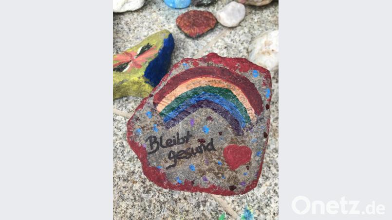 Die Kinder bringen bemalte Steine zum Kinderhaus Parkstein. Bild: exb