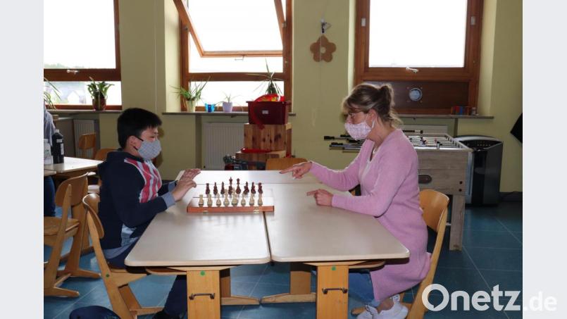 Über mehr Zeit für die Kinder freut sich Betreuerin Jana Hofmann von der Offenen Ganztagsschule Grafenwöhr. Dabei kann sie ihren Schützlingen beispielsweise die Grundzüge des Schachspiels beibringen. Bild: myd