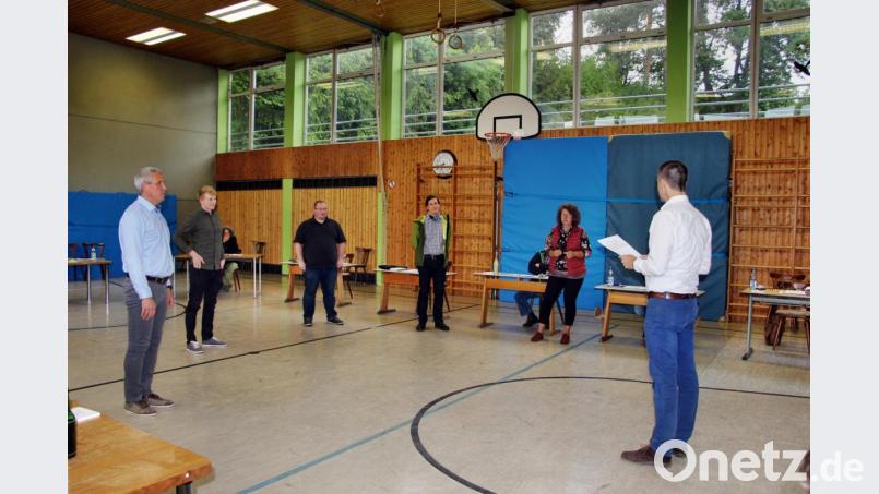 Anschließend nahm der Bürgermeister die Vereidigung der neuen Gemeinderäte vor. Von links: Christoph Miszka, Christoph Pirner (beide CSU/FW), Benjamin Rischkau, Harald Heinl und Sonja Kurz (alle SPD/FWG). Bild: ds