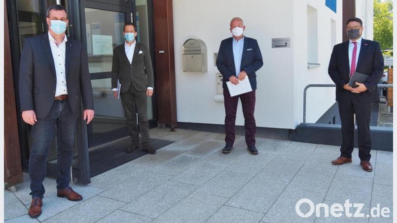 Wirtschaftsgespräche bei der IHK führen (von links) IHK-Geschäftsstellenleiter Florian Rieder, Bundestagsabgeordneter Albert Rupprecht, IHK-Gremiumsvorsitzender Bernd Fürbringer und HWK-Geschäftsführer Alexander Stahl. Bild: Bühner