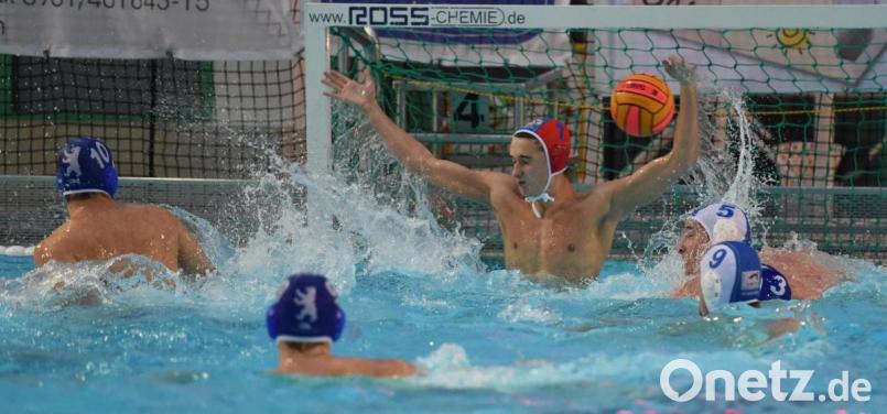Auf Wasserball in Schätzlerbad und Thermenwelt müssen Sportfreunde noch verzichten. Der Lockdown in den Schwimmbecken schlägt sich bei den Stadtwerken in einem etwas niedrigeren Wasserverbrauch nieder. Bild: A. Schwarzmeier