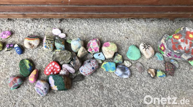 Die Kinder bringen bemalte Steine zum Kinderhaus Parkstein. Bild: exb