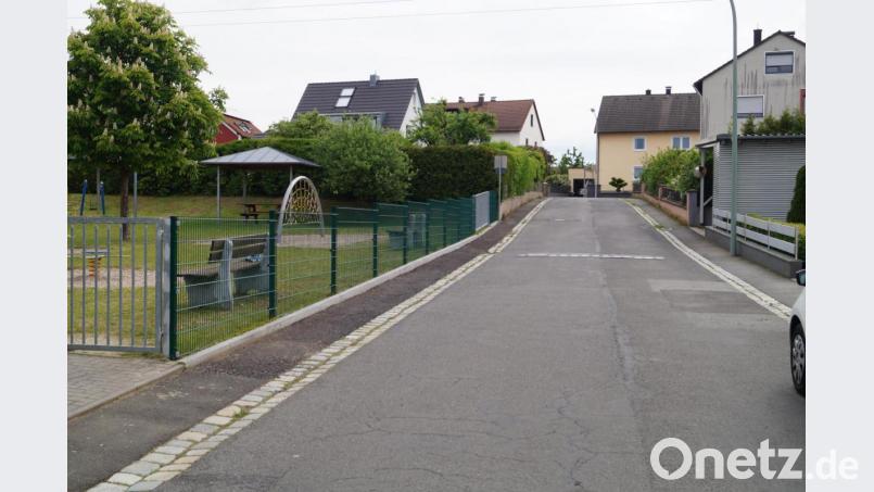 Im Abschnitt zwischen Ginsterweg und Rosenweg und entlang des Spielplatzes (links) ist ein verkehrsberuhigter Bereich mit optischer Verengung bei der Einfahrt geplant. Durch die Reduzierung kann künftig nur noch im Schritttempo gefahren werden. Auf einer Pflasterfläche werden 13 Stellplätze für Kraftfahrzeuge ausgewiesen. Bild: Norbert