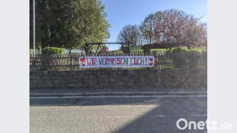 "Wir vermissen euch", heißt es auf dem Plakat, das das Wurzer Kinderhausteam aufgehängt hat. Dass auch die Kinder den normalen Alltag im Kindergarten vermissen, zeigen die Steine, die die Kleinen darunter abgelegt haben. Bild: exb