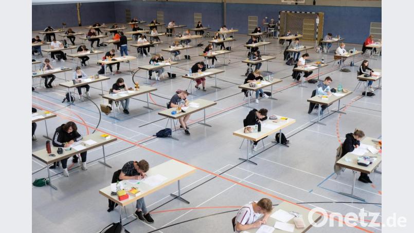 74 Gymnasiasten brüten zu Beginn der Abiturprüfung 2020 am Mittwoch in der Mehrzweckhalle über der Deutsch-Aufgabe. Zeitvorgabe waren 5, 15 Stunden. In Ausnahmefällen verlängert sich die Deutsch-Prüfung auf 6 Stunden und 25 Minuten. Bild: do