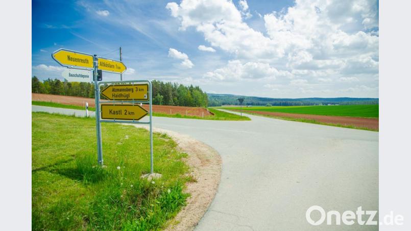 Ab Dienstag, 2. Juni, beginnen die Sanierungs- und Ausbauarbeiten an den Ortsverbindungsstraßen von Gründlhut bis Altköslarn, weiter bis Haidhügel und Neuenreuth. Bild: exb