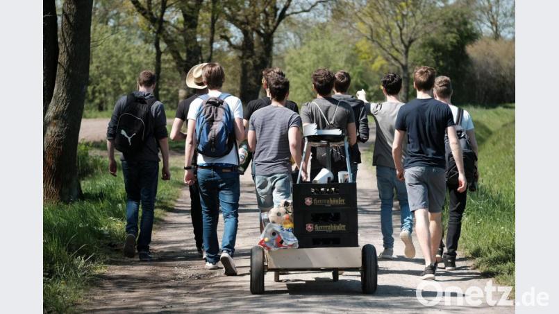 Eine Gruppe junger Männer feiert den Vatertag mit einem mit Bier gefüllten Bollerwagen. Bild: Peter Steffen/dpa