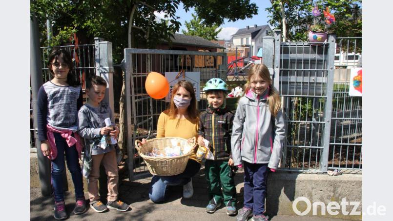 Erfreut, „ihre Georgskinder“ kurz wiederzusehen, war Einrichtungsleiterin Sonja Stock. Dass sie gleich wieder Abschied von ihnen nehmen musste, fiel ihr aber doch schwer. Bild: ads