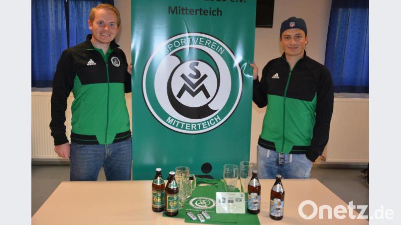 Fördervereins-Vorsitzender Florian Greim (links) und Ideengeber Tobias Eckert präsentieren das SVM-Paket „Wir halt´n zam“. Bild: jr