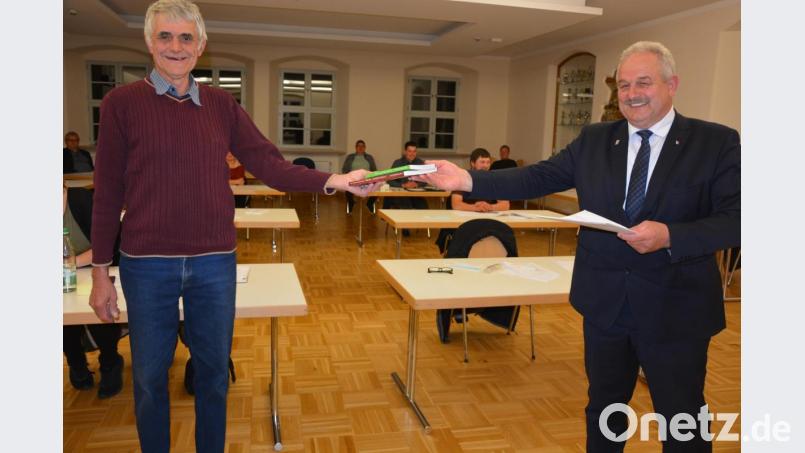 Mit einer Urkunde dankte der Freistaat Bayern Alois Männer (rechts) für seinen vierzigjährigen Einsatz als Feldgeschworener. Überreicht wurde die Urkunde von Bürgermeister Johann Burger, der dazu auch die Glückwünsche der Gemeinde überbrachte. Bild: jr