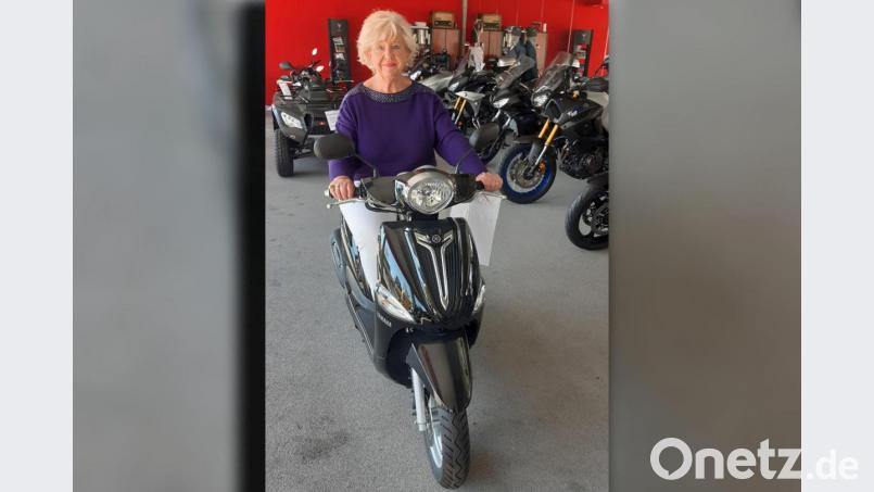 Barbara Mohr (72) hat viele ehrenamtliche Tätigkeiten, die während der Beschränkungen in der Coronakrise ausfallen. Die aktuelle Situation verschaffte ihr die Zeit, sich ihren Jugendtraum zu erfüllen: einen Roller. Bild: Christina Rabenstein