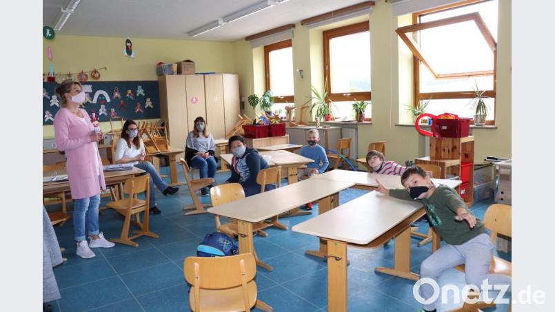 Der Mundschutz soll nur zum Essen oder Trinken – wie beim zweiten Kind von rechts – oder bei genügend Abstand im Freien abgenommen werden, ansonsten ist auch auf dem Grafenwöhrer Schulgelände eine Mund-Nasen-Maske zu tragen. Noch ist es ungewohnt, aber die OGS-Betreuerinnen Jana Hofmann, Sylvia Zankl und Iva Wild (von links) loben die Kinder für den guten Umgang mit den neuen Regeln. Bild: myd