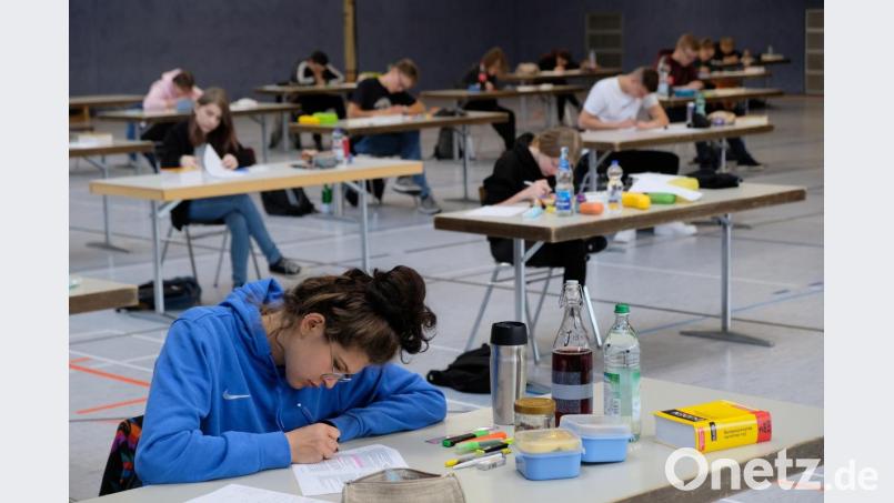 Gut versorgt mit Getränken, Brotzeit und dem zugelassenen Duden starten die Eschenbacher Gymnasiasten optimistisch in die Deutschprüfung. Bild: do