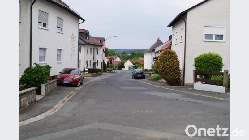 Die mit einem &quot;Fleckerlteppich&quot; versehene marode Blütenstraße wird neu ausgebaut, teilweise mit Gehweg und Seitenstreifen. Auf Parkflächen werden ausgewiesen. Bild: du