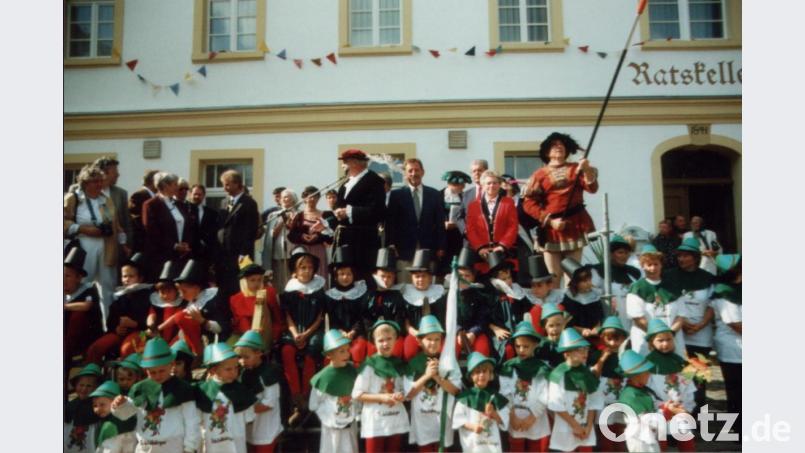 Die Kontakte von Werner Schulz (6.v.r. auf Bühne) nach Schildau führten dazu, dass er 1998 gemeinsam mit den damaligen stellv. Bürgermeistern Mathilde Lang (3.v.r.) und Karlheinz Schwandner (4.v.r.) und dem Musikzug zu den imposanten Jubiläumsveranstaltungen anlässlich der Feiern „400 Jahre Schildbürgerbuch” in das sächsische Städtchen eingeladen wurde. Bild: u