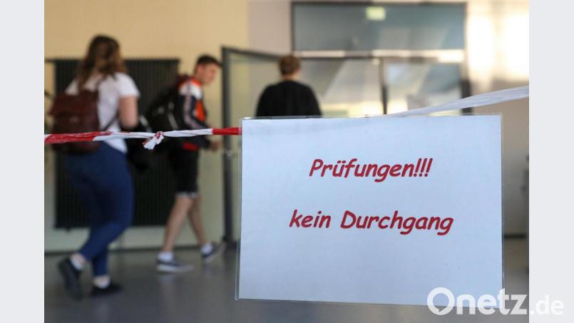 Daumen drücken und Ruhe bewahren heißt es in den kommenden Tagen für rund 35.000 Gymnasiasten in Bayern Symbolbild: Bernd Wüstneck