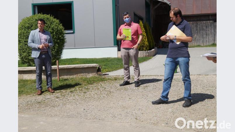 Im Zuge der Baumaßnahmen der GVS Mitterlangau-Pirk einigte sich das Gremium um Bürgermeister Teplitzky (links), die Zufahrt zum Anwesen Scheuerer gleich mit zu teeren. Der Unterbau wird vom Grundstückseigentümer erledigt. Bild: weu