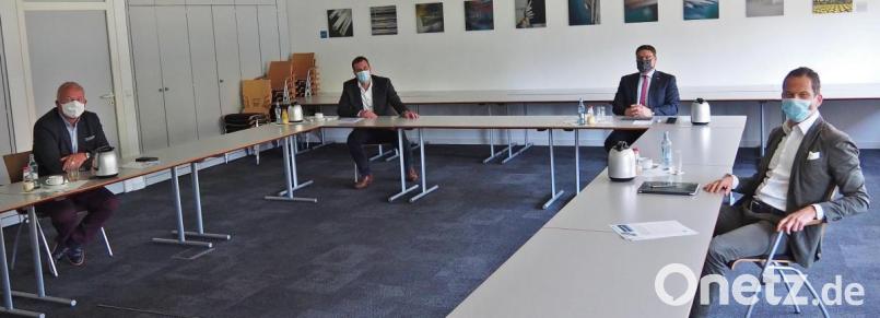 Die Wirtschaftslage der nördlichen Oberpfalz analysieren (von links) Bernd Fürbringer, Vorsitzender des IHK-Gremiums Nordoberpfalz, IHK-Geschäftsstellenleiter Florian Rieder, HWK-Geschäftsführer Alexander Stahl und Bundestagsabgeordneter Albert Rupprecht. Bild: Bühner