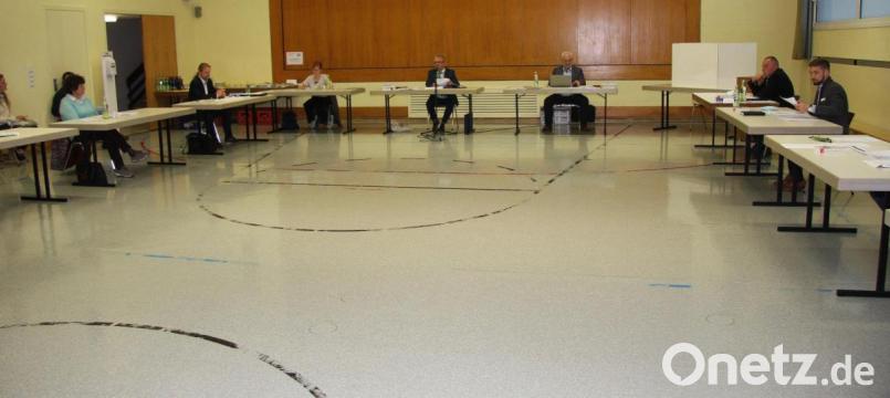 Die konstituierende Sitzung des Wiesauer Marktgemeinderats fand in der Schulturnhalle statt. Hier konnte auf ausreichend Abstand geachtet werden. Bild: wro