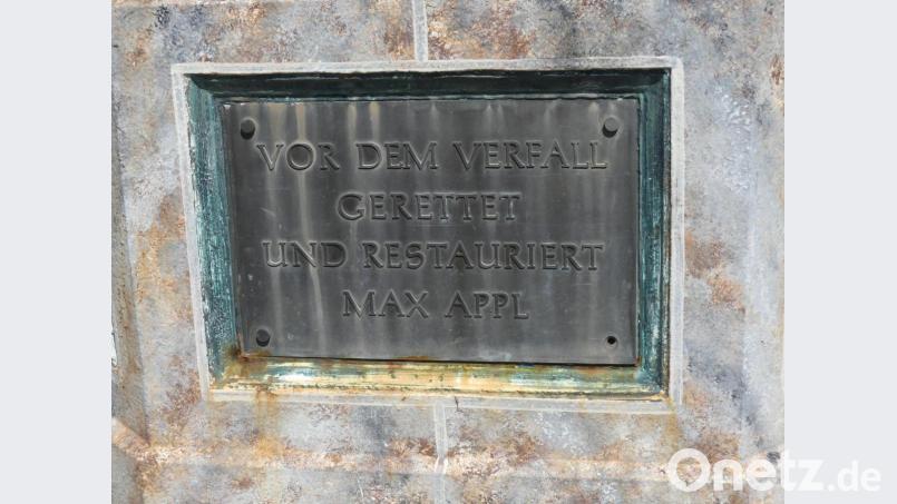Eine Tafel erinnert an Max Appl, damalige Leiter der Eschenbacher Straßenmeisterei. Bild: rn