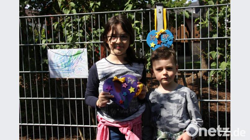 Tim und seine Schwester Emilie gestalteten auch den Zaun mit. Bild: ads