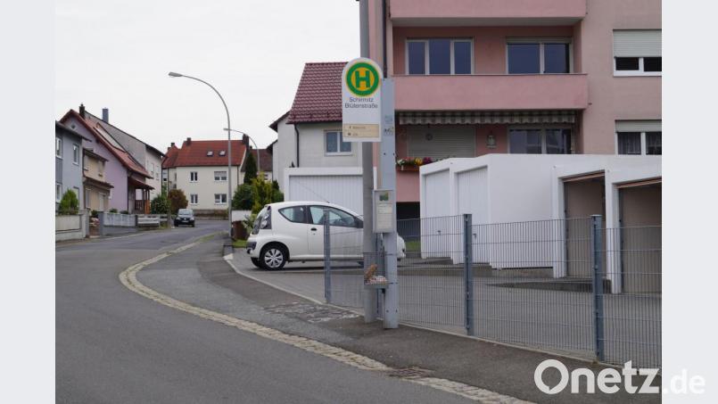 Die bisherige Bushaltestelle in Fahrtrichtung Weiden (neben Anwesen Schraml) wird etwas nach Süden verlegt und gehbehindertengerecht mit einem besonderen Randstein, dem sogenannten &quot;Kasseler Sonderbord&quot;, ausgestattet. Bild: du