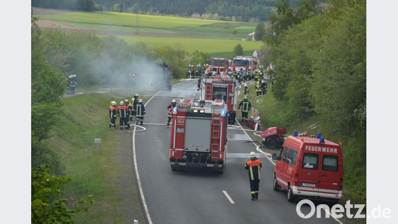 Ein Großaufgebot an Rettungskräften war am Dienstagnachmittag beim Brand eines gasbetriebenen Staplers auf der Staatsstraße von Konnersreuth nach Arzberg im Einsatz. Die Rettungskräfte mussten vorsichtig vorgehen, da am Brandherd Explosionsgefahr bestand. Bild: jr