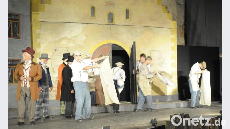 Dass sie ein Rathaus ohne Fenster gebaut und dann das Licht mit Säcken und Eimern ins Gebäude tragen wollten, wird sowohl den Hirschauern als auch den Schildauern nachgesagt. Hier eine Szene aus dem Festspielstück des Jahres 2019 &quot;Die Erbschaft&quot;. Bild: u