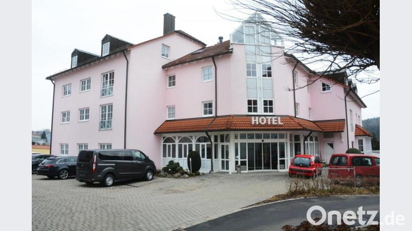 Wann beginnt der Umbau des ehemaligen Hotels &quot;Am Hofgarten&quot; in ein Wohnheim? Diese Frage stellen sich zurzeit viel Neustädter. . Bild: Gabi Schönberger