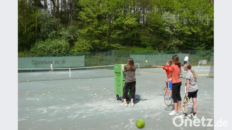 So ähnlich wie auf dem Archivbild könnte es bald wieder auf dem Etzenrichter Tennisplatz aussehen. Nur der Abstand zwischen den trainierenden Kids müsste angepasst werden. Zudem bleiben Umkleiden und Duschen geschlossen. Bild: wlr