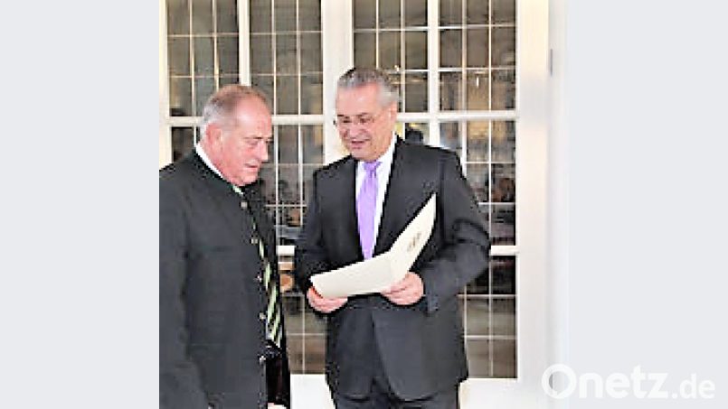 Kreisrat Günther König bei der Überreichung des Bundesverdienstordens durch Minister Joachim Herrmann. Bild: exb