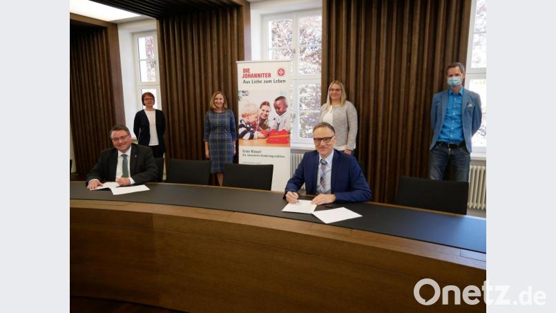 Erster Bürgermeister Bernd Sommer und Martin Steinkirchner als Regionalvorstand Ostbayern der Johanniter-Unfall-Hilfe e.V. (sitzend, von rechts) unterzeichneten den Vertrag für das neu zu errichtende Kinderhaus in Waldsassen. Mit dabei waren (stehend von links) Gabi Greber, Sylvia Meyer, Katja Bloßfeldt und Stephan Andörfer. Bild: hmr