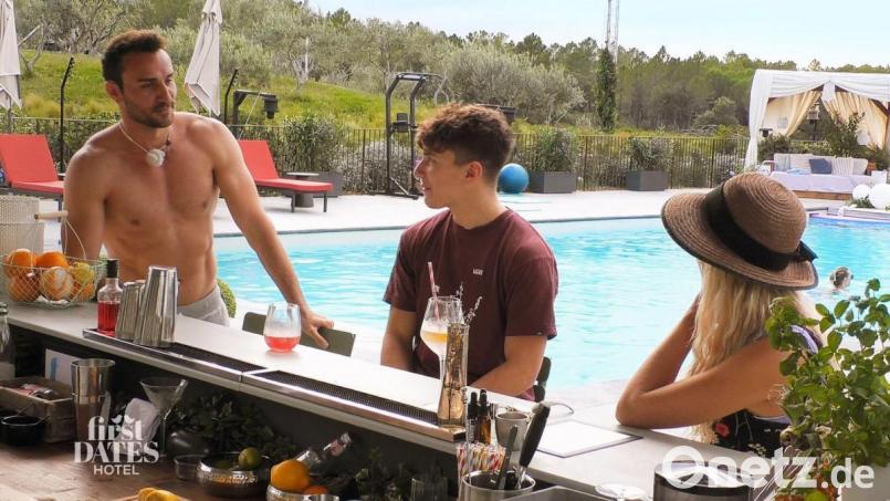 Am Pool im First-Dates-Hotel in der Provence kam Melissa (rechts) bereits mit Oleg (links) ins Gespräch. Doch der Sender hatte für die beiden jeweils andere Date-Partner ausgewählt. Bild: TVNOW