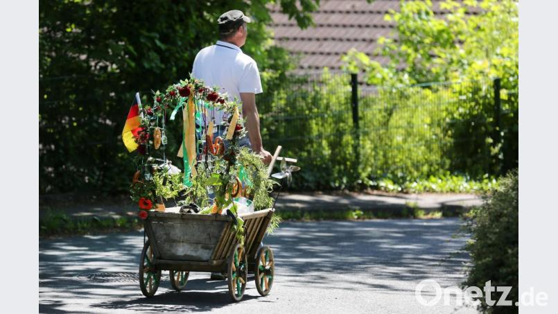 Treffen oder Wanderungen mit dem Bollerwagen sind am Vatertag nur mit Personen aus maximal einem weiteren Haushalt erlaubt. Bild: Ina Fassbender/dpa