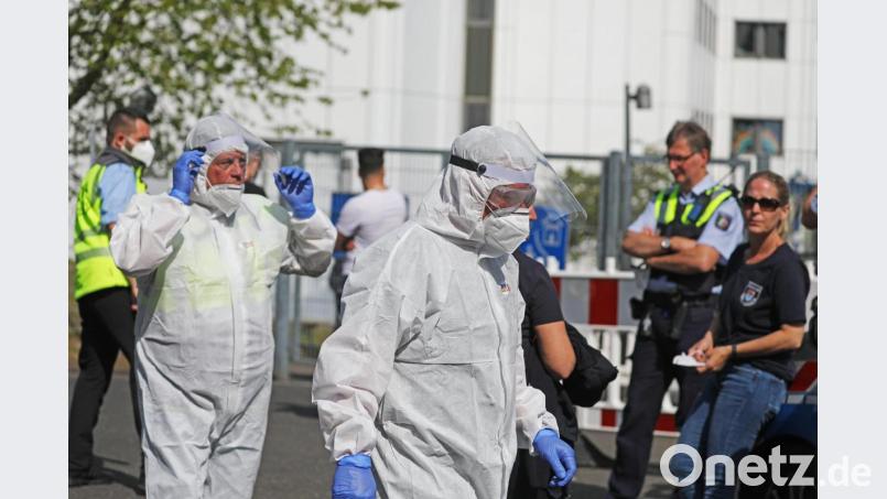 Mitarbeiter des Ordnungsamtes bei einer Flüchtlingsunterkunft der Zentralen Unterbringungseinrichtung ZUE Sankt Augustin I. Foto: Oliver Berg/dpa Bild: Oliver Berg