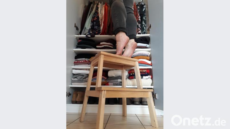 Trittschemel sind im Haushalt von OTon-Kolumnistin Lena Schulze ein unverzichtbares Utensil. Sie ist nur 1,54 Meter groß. Hohe Regale können schnell zur Hürde werden. Bild: szl