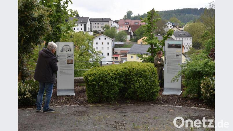 Ein letzter prüfender Blick, ob alles passt. Seit mehr als einer Woche stehen die beiden Hinweistafeln an der Synagoge in Floß (Kreis Neustadt/WN). Aufgestellt wurden sie von der KZ-Gedenkstätte Flossenbürg. Bild: Alexander Pausch