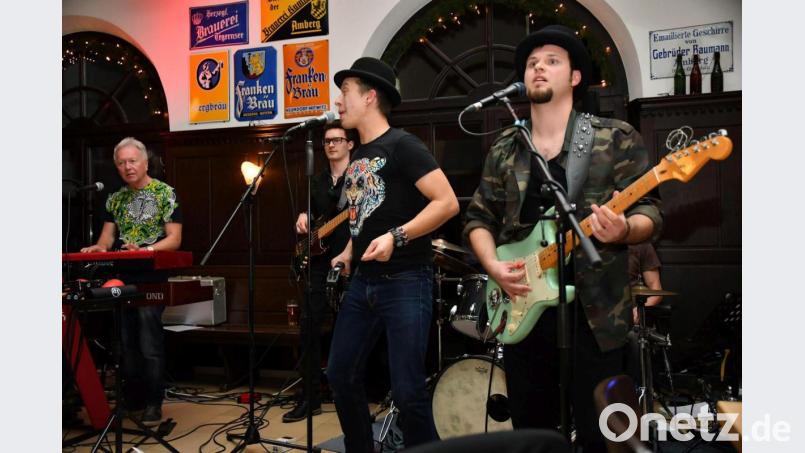 Die Mad Company aus Amberg. Bevorzugt ist sie in Corona freien Zeiten im Sudhaus des Kummertbräu anzutreffen. Links im Bild die Amberger Musik-Legende Fritz Pawlick. Bild: Jeff Fichtner/exb