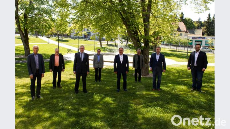 In der Stadthalle Erbendorf fand die konstituierende Sitzung des Zweckverbands Steinwald-Allianz statt. Das Bild zeigt den bisherigen Vorsitzenden Hans Donko (Vierter von rechts), den neuen Vorsitzenden Johannes Reger (Dritter von links) mit den weiteren Stellvertretern Peter König (links), Günther Kopp (Zweiter von links) und Karlheinz Budnik (Zweiter von rechts) sowie die Rechnungsprüfungsausschuss-Mitglieder Oskar Schuster (Vierter von links), Wolfgang Braun (Dritter von rechts) und Matthias Grundler (rechts). Bild: njn