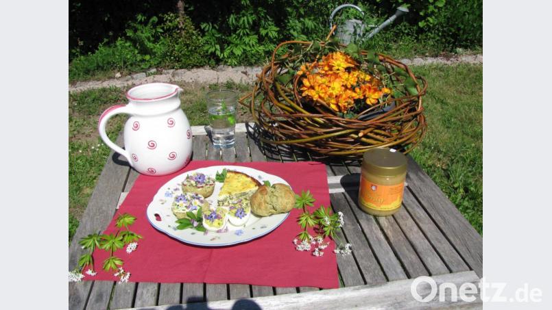 Das macht Appetit auf die Kräuterrezepte, die Sabine Stengel verrät. Schön dekoriert präsentiert sie ihre kulinarischen Köstlichkeiten 
 aus dem Garten. Bild: sei