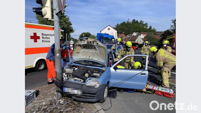 Die Feuerwehr Rosenberg setzte hydraulisches Rettungsgerät ein, um das eingeklemmte Unfallopfer aus dem Kleinwagen zu retten. Der Rettungsdienst brachte den schwer verletzten 76-Jährigen ins Krankenhaus. Bild: Petra Hartl