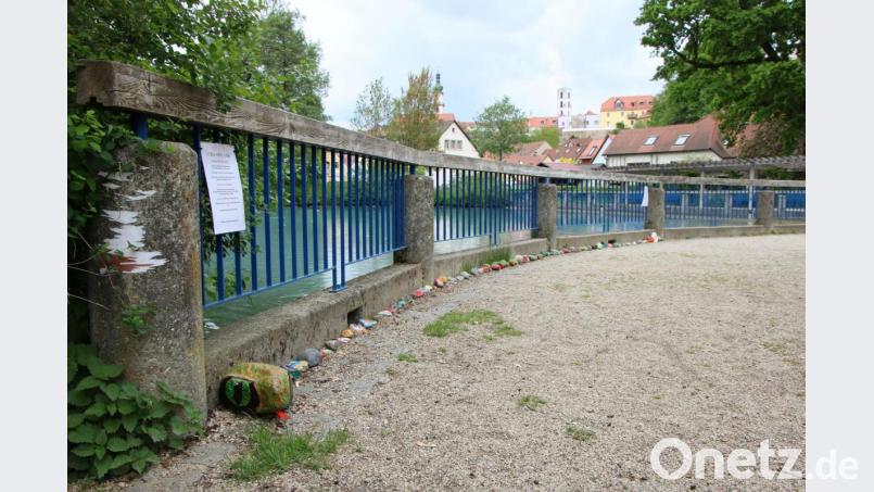 Die Steinschlange Althea schlängelt sich am Stadtweiher entlang. Bild: Nina Mutzbauer/exb