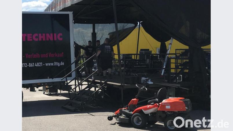 Die Bühne für das Autokonzert mit "Django 3000" steht. Bild: exb