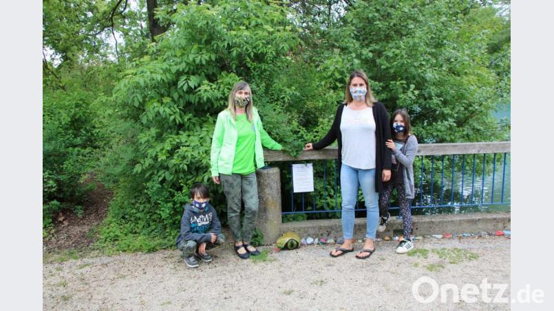 Sie haben den Kopf der Schlange gestaltet: Angelika Wiesent und Nicole Borek (von links) mit ihren Kindern Bild: Nina Mutzbauer/exb