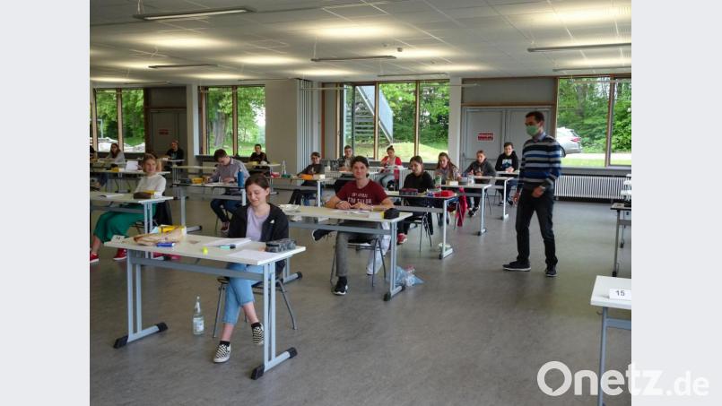 Das Foto zeigt die Abiturientinnen und Abiturienten im Prüfungsraum mit dem Oberstufenkoordinator Andreas Staufer. Bild: exb