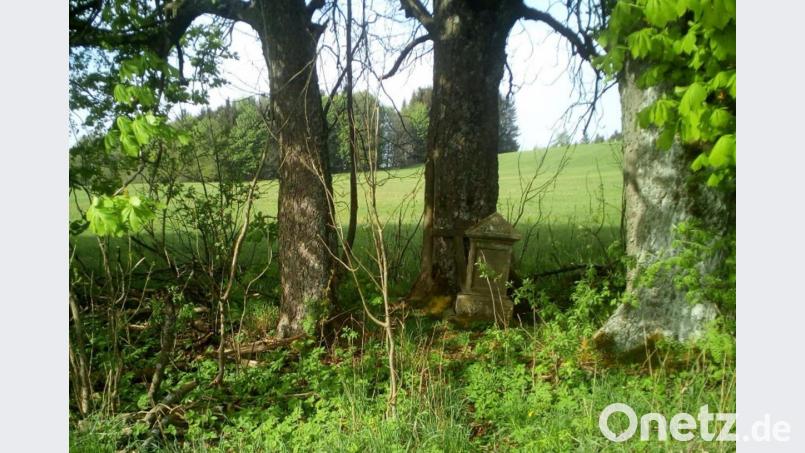 So sah das Feldkreuz mit dem Sockel vorher aus, dahinter lehnt das verwitterte Holzkreuz. Bild: cr