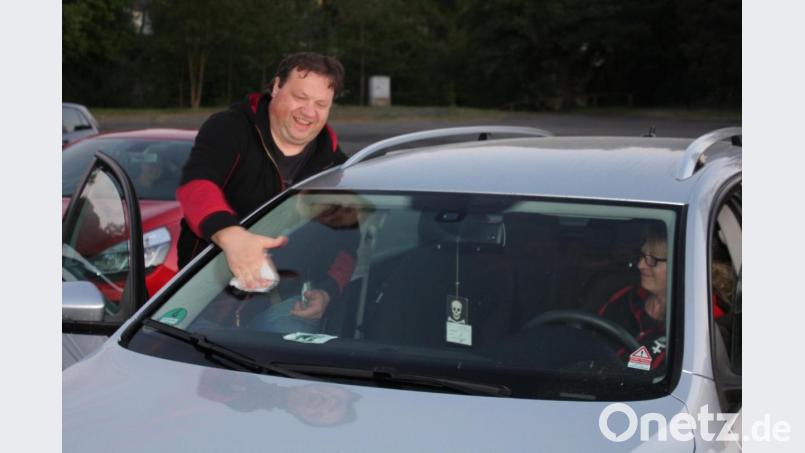 Schnell wird noch die Windschutzscheibe geputzt. Bild: kro